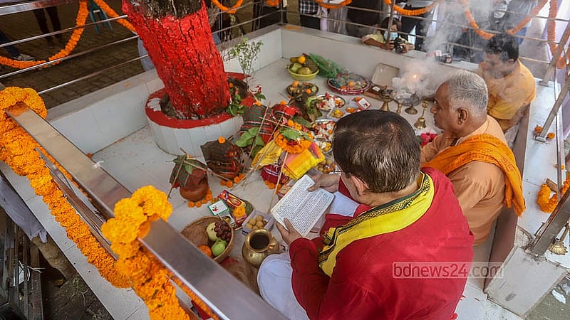 ঢাকেশ্বরী জাতীয় মন্দিরে বুধবার ষষ্ঠীর দিন সকালে বেলগাছের নিচে ঘট বসিয়ে পূজার্চনার মধ্যে দিয়ে দুর্গাপূজার আনুষ্ঠানিকতা শুরু হয়