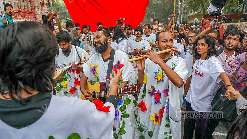 গণআন্দোলনের স্মৃতি তুলে ধরে শনিবার ঢাকা বিশ্ববিদ্যালয়ে ‘লাল মজলুম’ গণপরিবেশনায় জাতীয় কবি কাজী নজরুল ইসলামের বিদ্রোহী কবিতা বিভিন্ন আঞ্চলিক বাংলা ও চাকমা ভাষায় গণরূপায়ণ করা হয়।