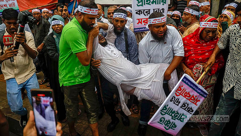 জাতীয়করণের দাবিতে যমুনা অভিমুখে যাত্রা শুরু করা বেসরকারি প্রাথমিক শিক্ষকদের জলকামান আর লাঠিপেটা করে ছত্রভঙ্গ করে দেয়। এসময় একজন শিক্ষক অসুস্থ হয়ে পড়েন