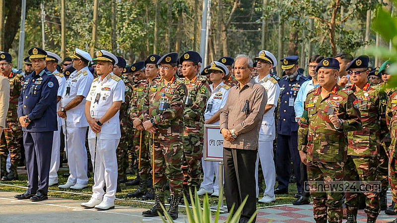 পিলখানা হত্যাকাণ্ডের ১৬ বছর পূর্তির দিন মঙ্গলবার বনানী সামরিক কবরস্থানে নিহত সেনা কর্মকর্তাদের কবরে শ্রদ্ধা নিবেদনের পর এক মিনিট নীরবতা পালন করা হয়।