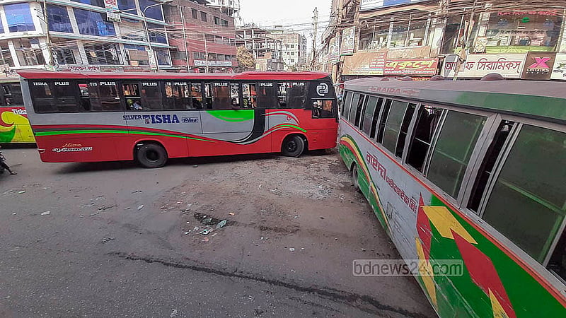 কাউন্টারভিত্তিক বাস না চালানোর দাবিতে সোমবার রাজধানীর সায়দাবাদ সড়কের চারপাশে আড়াআড়ি করে বাস রেখে অবরোধ কর্মসূচি পালন করেন শ্রমিকরা