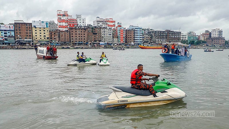 প্রতিমা বিসর্জনে আসা মানুষের নিরাপত্তায় ঢাকার ওয়াইজঘাট বুড়িগঙ্গা নদীতে ছিলেন আইনশৃঙ্খলা বাহিনীর সদস্যরা