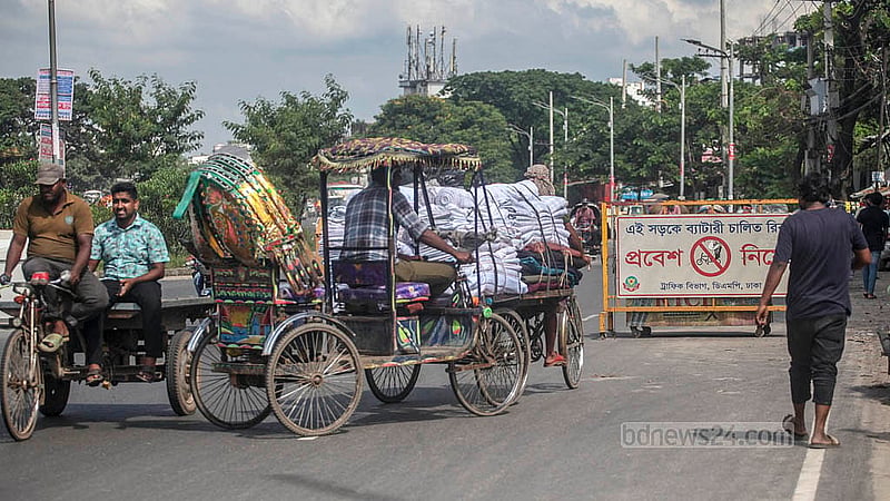 ঢাকা-চট্টগ্রাম মহাসড়কের মাতুয়াইল এলাকায় চেকপোস্টে ব্যাটারিচালিত রিকশা চলাচলের নোটিস থাকলেও মানছেন না কোনো চালক। সেই নিষেধাজ্ঞা উপেক্ষা তো করছেই, চলছে উল্টো পথেও