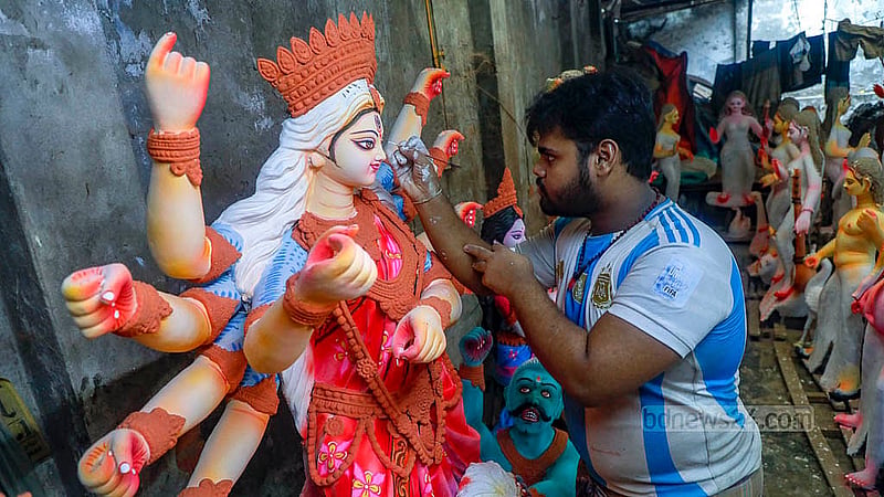 রং-তুলির আঁচড়ে দেবীর প্রতিমাকে আরও সুন্দর করে ফুটিয়ে তোলার চেষ্টা। ঢাকার বাংলাবাজারে প্রাণ বল্লভ জিউ মন্দির থেকে তোলা