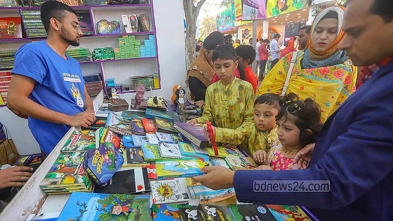 একুশে বই মেলার সোহরাওয়ার্দী উদ্যান প্রাঙ্গণে শিশু কর্নারের বিভিন্ন স্টলে বই দেখছে শিশুরা