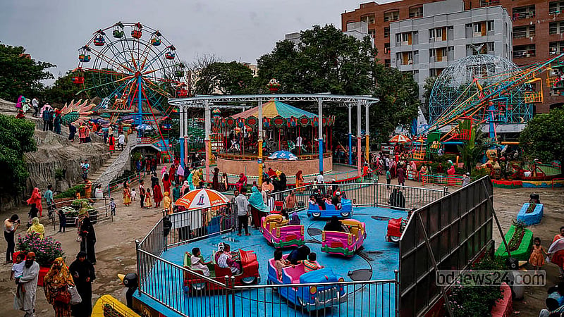 ঢাকার শ্যামলীর ডিএনসিসি ওয়ান্ডারল্যান্ড পার্কে ঈদের তৃতীয় দিন বুধবার শিশুদের সঙ্গে বড়দের ভিড়ও ছিল দেখার মত