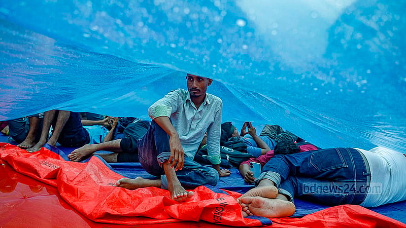 কেন্দ্রীয় শহীদ মিনারের সামনে অবস্থান নিয়ে আন্দোলন চালিয়ে আসছেন পল্লী বিদ্যুৎ সমিতির কর্মীরা। বৃষ্টির মধ্যেই তারা কর্মসূচি চালিয়ে যান