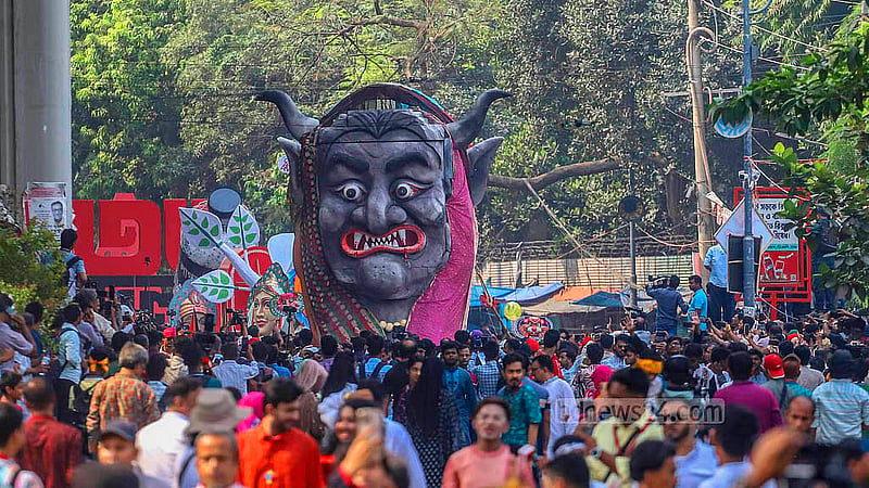 বাংলা নববর্ষ উদযাপনের অংশ হিসেবে ঢাকা বিশ্ববিদ্যালয়ের চারুকলা অনুষদ থেকে বের হয় আনন্দ শোভাযাত্রা