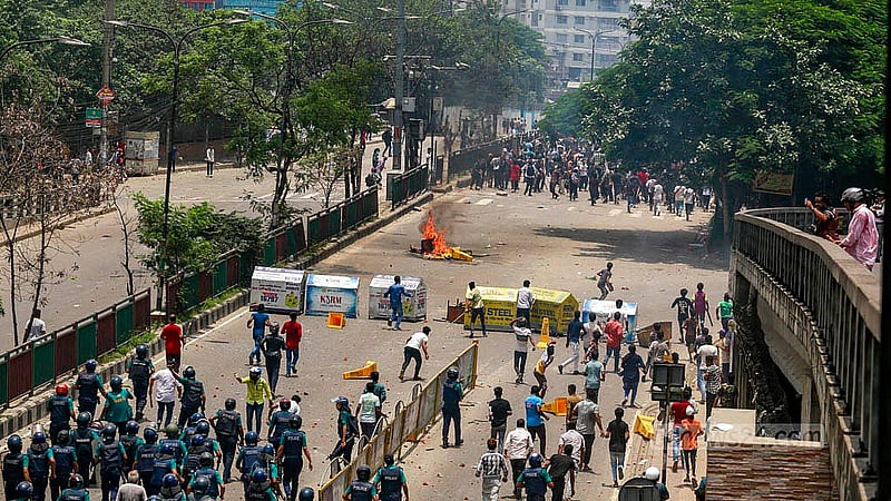 ঢাকায় রামপুরা ব্রিজে বৃহস্পতিবার পুলিশের সঙ্গে কোটা আন্দোলনকারীদের ধাওয়াধাওয়ি