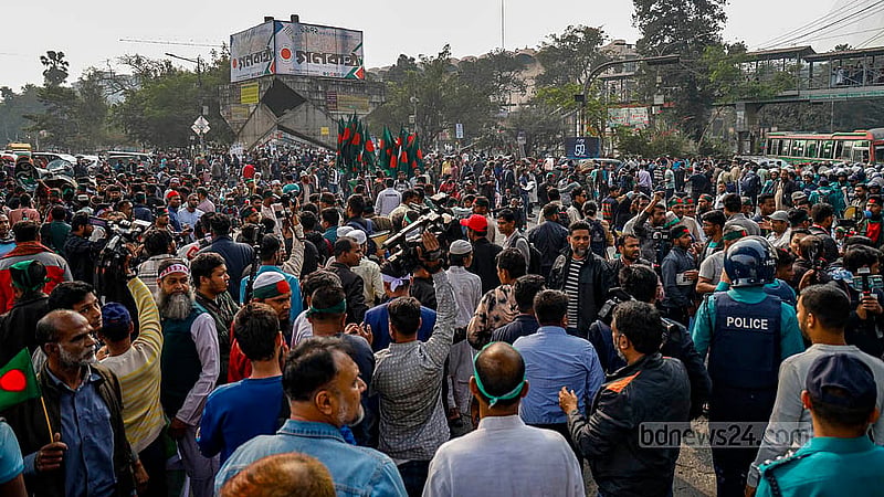 পিলখানা হত্যাকাণ্ডের মামলায় কারাগারে থাকা বিডিআর সদস্যদের মুক্তিসহ তিন দফা দাবিতে বৃহস্পতিবার শাহবাগ মোড়ে বিক্ষোভ করেন তাদের পরিবারের সদস্যরা