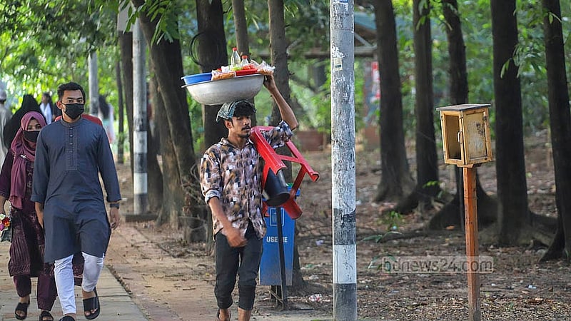 রাজধানীর ধানমন্ডি লেকের পাশে হাঁটার রাস্তার ধারে খুঁটিতে বসানো এই বুক সেলফ থেকে চুরি গেছে বই, ভেঙে ফেলা হয়েছে কাচ