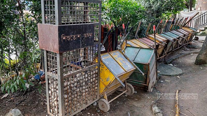 লালমাটিয়ার ত্রিকোন পার্কে সাইনবোর্ডে লেখা শিশুতোষ অঙ্গন, যদিও সেখানে এখন রয়েছে আবর্জনা ফেলার বাহন