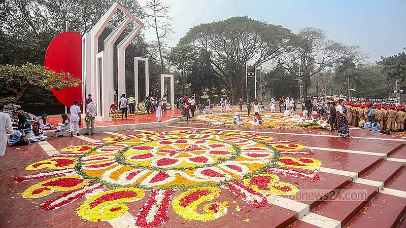 আন্তর্জাতিক মাতৃভাষা দিবসে শ্রদ্ধার ফুলে ঢেকে যায় কেন্দ্রীয় শহীদ মিনার