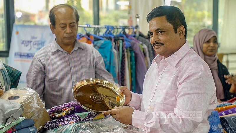 ঢাকার তেজগাঁও বিসিক ভবনে পাঁচ দিনের শরৎ মেলায় কেনাকাটা নিয়ে সন্তোষ প্রকাশ করেছেন বিক্রেতারা