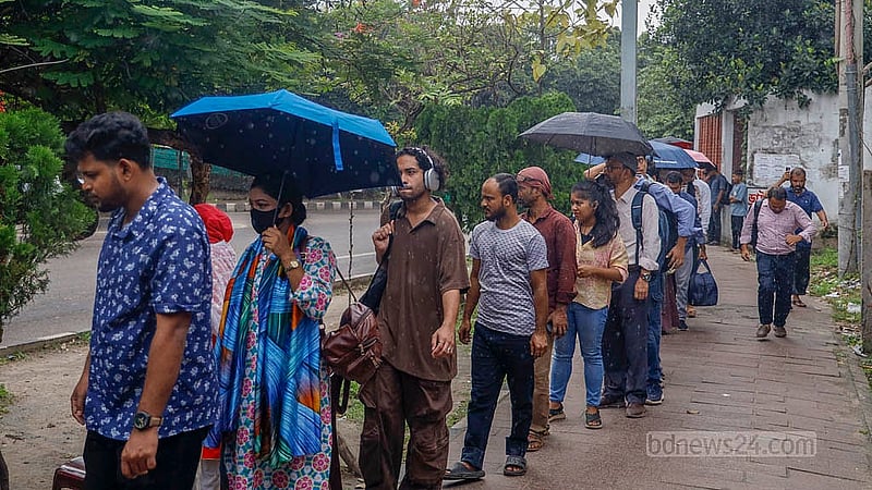 রাজধানীর হাতিরঝিলে ওয়াটার ট্যাক্সি চলাচল বন্ধ, তাই এফডিসি প্রান্তে চক্রাকার বাসে যাত্রীদের দীর্ঘ সারি