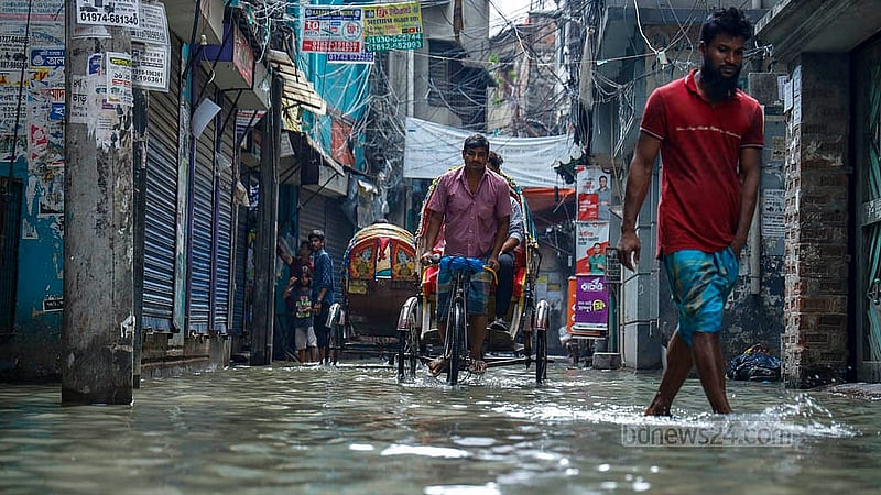 পুরান ঢাকার বংশালের আব্দুল হাদী লেনে বৃষ্টিতে তৈরি হয়েছে জলাবদ্ধতা। বাড়ির ফটক থেকে শুরু করে সড়কের কোথাও গোড়ালির উপরে, কোথাও হাঁটু সমান পানি