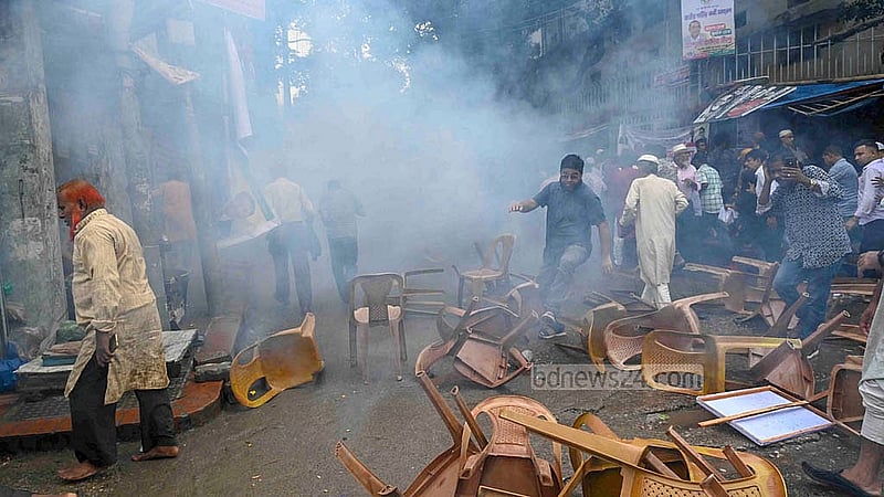 ঢাকার কাকরাইলে শনিবার জাতীয় পার্টির কেন্দ্রীয় কার্যালয়ের সামনে দলটির কর্মী সমাবেশ ছত্রভঙ্গ করতে কাঁদুনে গ্যাস ব্যবহার করে পুলিশ।