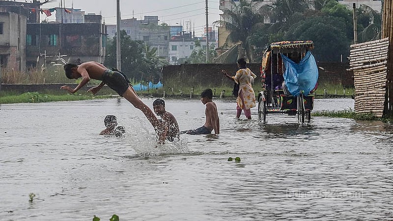 বৃষ্টির পানিতে তলিয়েছে সড়ক, তার পাশের পুকুরে দুরন্তপনায় মেতে ওঠেছে কয়েক কিশোর। ঢাকার মাতুয়াইল মেডিকেল রোডের শহিদনগর এলাকায় বৃহস্পতিবার দেখা গেছে এই দৃশ্য