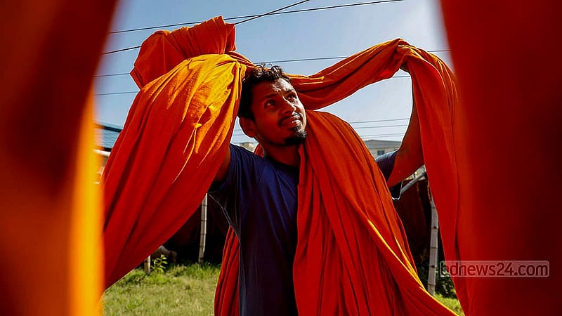ডায়িং ফ্যাক্টরিতে ১২ ঘণ্টার পালায় গেঞ্জির কাপড় রঙিন করার কাজে একজন হেলপার পান মাসে ১২ থেকে ১৩ হাজার টাকা, আর একজন সুপারভাইজার ২০ থেকে ২২ হাজার টাকা পান