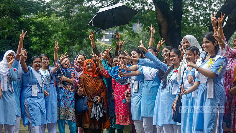 মাধ্যমিকে ভালো ফলের আনন্দে বিজয় চিহ্ন দেখাচ্ছেন ভিকারুননিসা নূন স্কুল এন্ড কলেজের শিক্ষার্থীরা; তাদের সঙ্গে যোগ দিয়েছেন অভিভাবকেরাও