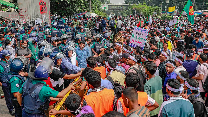বিভিন্ন সরকারি প্রতিষ্ঠানের আউটসোর্সিং কর্মীরা শনিবার শাহবাগ মোড় অবরোধের পর প্রধান উপদেষ্টার বাসভবনের দিকে এগোতে চাইলে তাদের বাধা দেয় পুলিশ