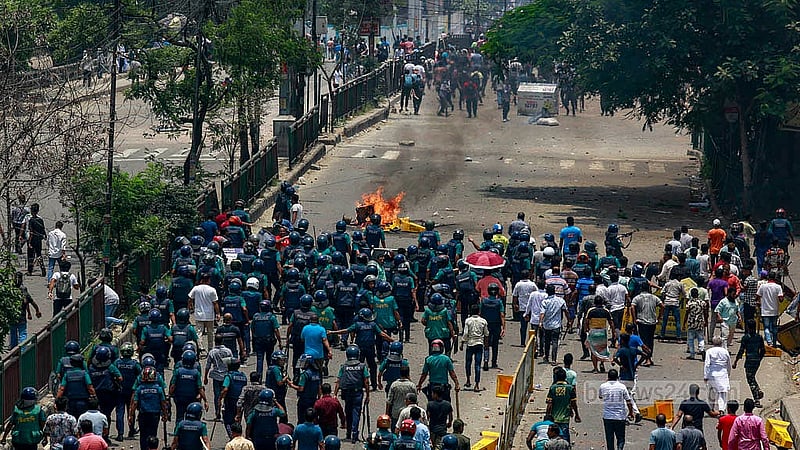 রাজধানীর মেরুল বাড্ডায় ব্র্যাক বিশ্ববিদ্যালয়ের শিক্ষার্থীদের সঙ্গে বৃহস্পতিবার দিনভর পুলিশের সংঘর্ষের ঘটনা ঘটে