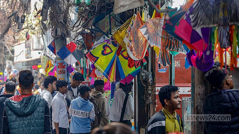 পুরান ঢাকার শাঁখারীবাজারে শাঁখা, পিতল ও পূজার নানা সামগ্রী বছরজুড়ে বিক্রি হলেও সাকরাইন উৎসবের আগে সেখানে মিলছে রঙ-বেরঙের নানান ঘুড়ি