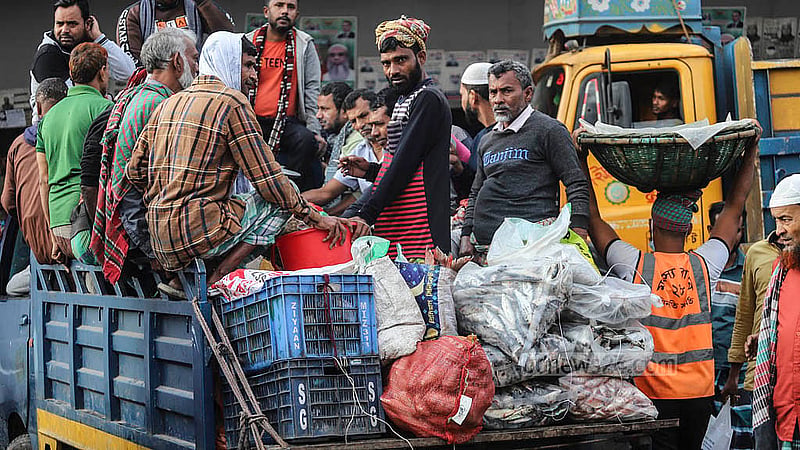 যাত্রাবাড়ীর আড়ত থেকে মাছ কিনে ট্রাকে করে নারয়ণগঞ্জের ফতুল্লা বাজারে নিয়ে যাচ্ছেন এক খুচরা বিক্রেতা