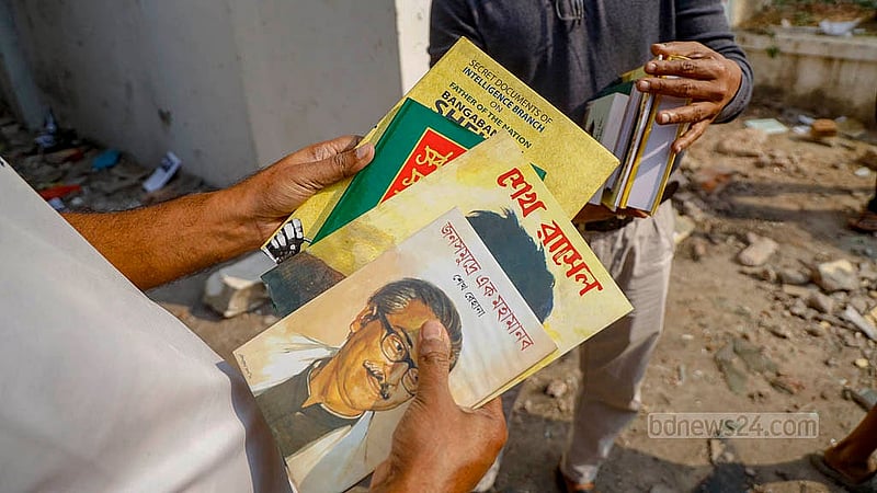 ধানমন্ডির ৩২ নম্বরে শেখ মুজিবের বাড়ির জাদুঘরে থাকা লাইব্রেরি থেকে যে যার মত নিয়ে গেছেন বই