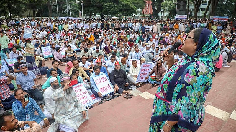 ঢাকায় কেন্দ্রীয় শহীদ মিনার প্রাঙ্গণে শনিবার ‘প্রাথমিক সহকারী শিক্ষক সংগঠন ঐক্য পরিষদের’ মহাসমাবেশ বক্তব্য দেন সংগঠনের নেতারা