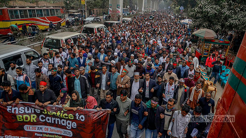 পিলখানায় বিডিআর বিদ্রোহের ঘটনায় দায়ের করা মামলায় গ্রেপ্তার জওয়ানদের 'নিরপরাধ' জানিয়ে তাদের মুক্তির দাবিতে বুধবার কেন্দ্রীয় শহীদ মিনারে সমাবেশ শেষে প্রধান উপদেষ্টার বাসভবন যমুনার দিকে স্বজনদের পদযাত্রা