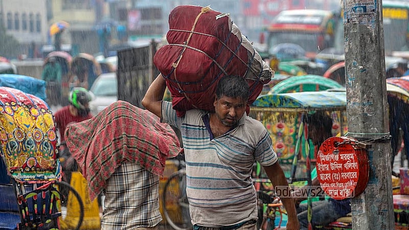 বৃহস্পতিবার দুপুরের বৃষ্টিতে বিপাকে পড়েন রাজধানী থেকে দেশের বিভিন্ন গন্তব্যে ছোটা মানুষেরা। দোলাইরপাড় এলাকা থেকে তোলা