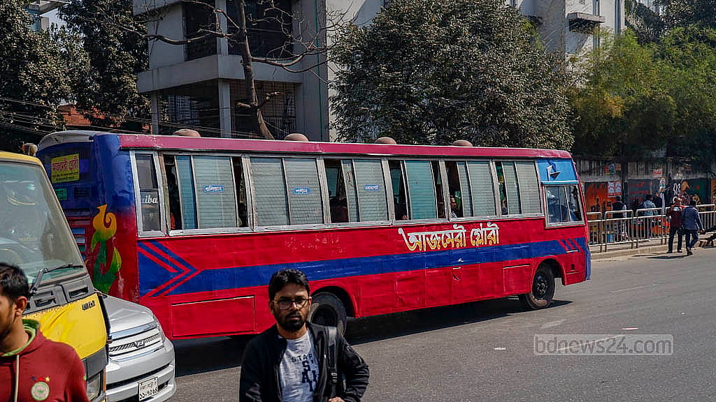 রাজধানীর সড়কে বাস চলাচলে শৃঙ্খলা ফিরিয়ে আনতে বৃহস্পতিবার থেকে চালু হয়েছে কাউন্টারভিত্তিক গোলাপী বাস সেবা। আব্দুল্লাহপুর থেকে ছেড়ে আসা গাজীপুরের সব বাসের রঙ এখন গোলাপী