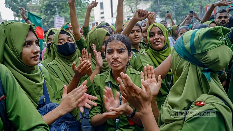 ডিপ্লোমা ইন নার্সিং ও মিডওয়াইফারি ডিগ্রি বাস্তবায়ন কমিটির ব্যানারে শিক্ষার্থীরা বুধবার দুপুরে শাহবাগ থানার সামনে অবস্থান নিয়ে সড়ক অবরোধ করেন
