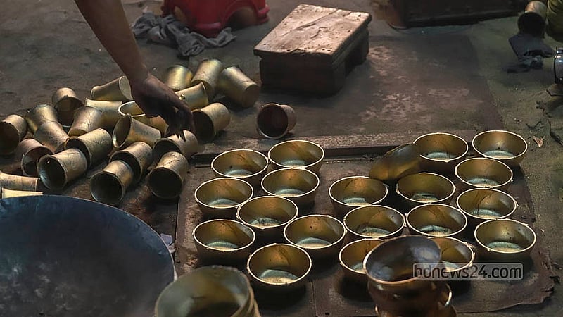 ঢাকার কামরাঙ্গীরচরের ঝাউলাহাটির একটি কারখানায় তৈরি পিতলের বিভিন্ন সমাগ্রী