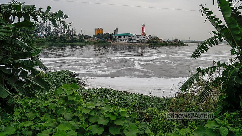 বর্ষায় তুরাগের নতুন পানিতে মিশছে মিরপুরের কারখানার বর্জ্য। রাসায়নিক মিশ্রিত পানির কারণে নদীর অনেকটা জুড়ে ফেনা তৈরি হচ্ছে