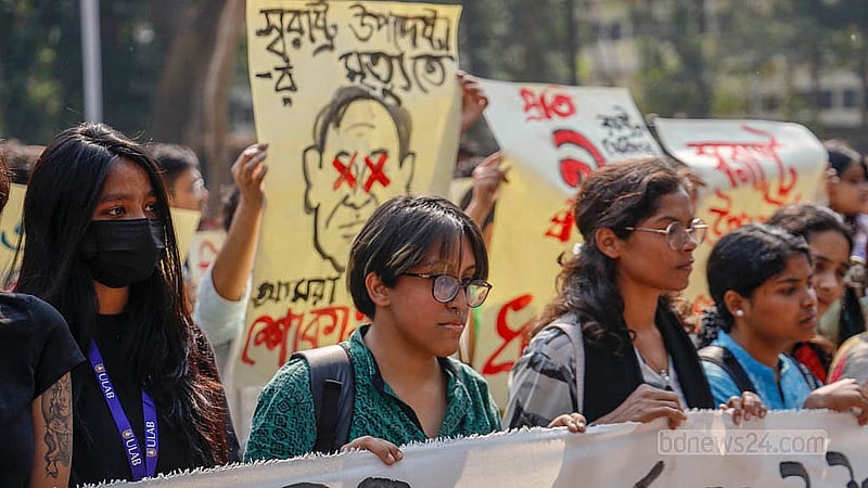 ‘ধর্ষণ ও নিপীড়নের বিরুদ্ধে বাংলাদেশ’ ব্যানারে সোমবার দুপুরে কেন্দ্রীয় শহীদ মিনারে পদযাত্রার আগে প্ল্যাকার্ড হাতে নারীরা