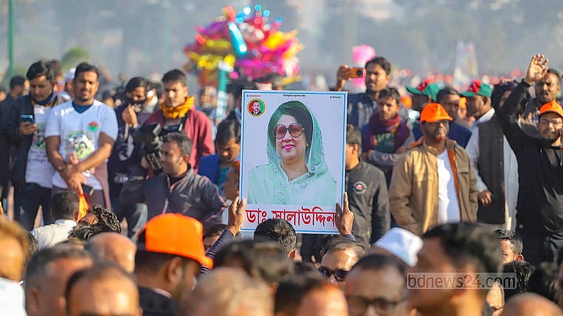 বিজয় দিবসে সোমবার সাভার জাতীয় স্মৃতিসৌধে ব্যানার ও প্ল্যাকার্ড হাতে হাজারো মানুষের ঢল