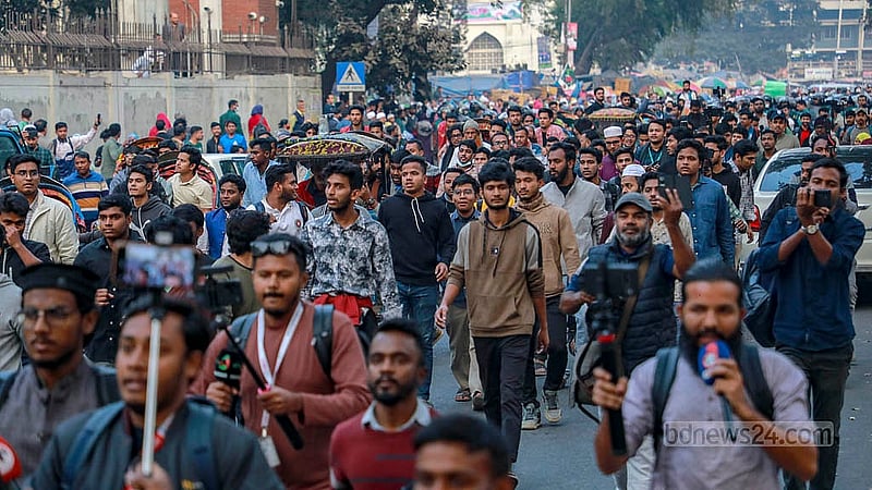জগন্নাথ বিশ্ববিদ্যালয়ের দ্বিতীয় ক্যাম্পাসের নির্মাণকাজ সেনাবাহিনীকে হস্তান্তরসহ তিন দাবিতে অনশনে বসা শিক্ষার্থীরা ‘কমপ্লিট শাটডাউন’ কর্মসূচির পর সোমবার বিকালে সচিবালয় অভিমুখে পদযাত্রা করেন।