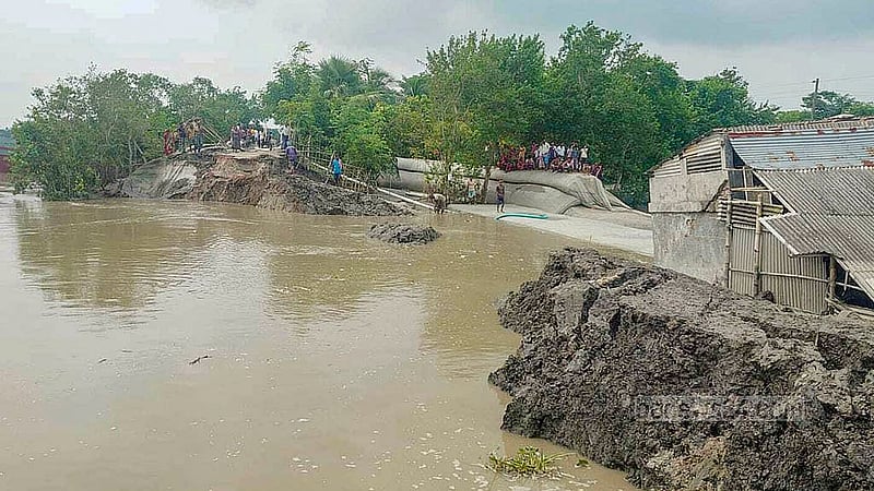 খুলনার দাকোপ উপজেলার তিলডাঙ্গা ইউনিয়নের বটবুনিয়া হরিসভা মন্দির এলাকায় ঢাকি নদীর জোয়ারের তোড়ে বেড়িবাঁধ ভেঙে তলিয়ে গেছে ছয়টি গ্রাম।