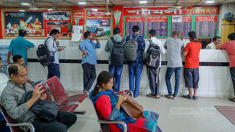 ঢাকার কল্যাণপুরে শুক্রবার সকালে শ্যামলী বাস কাউন্টার থেকে আগাম টিকেট কেনেন যাত্রীরা