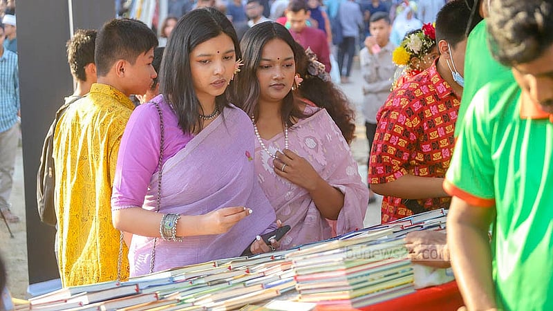 একুশে বই মেলার সোহরাওয়ার্দী উদ্যান প্রাঙ্গণের বিভিন্ন স্টল ঘুরে বই দেখছেন দর্শনার্থীরা