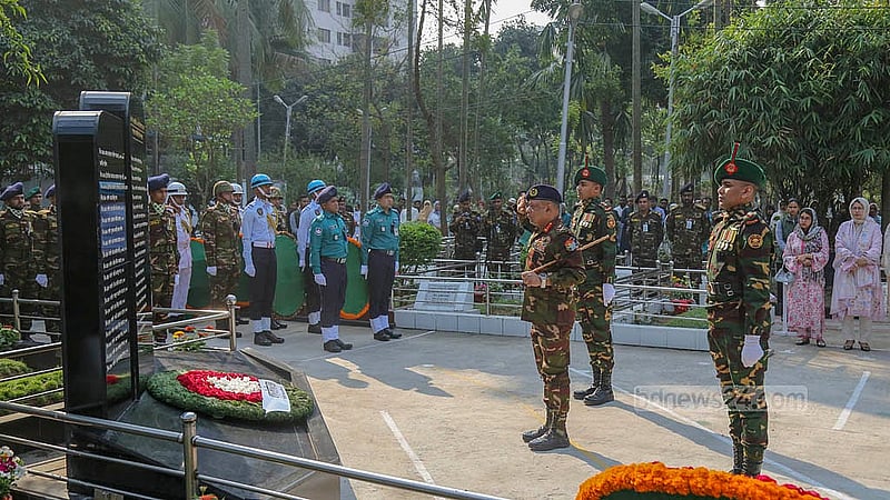 ঢাকার বনানী সামরিক কবরস্থানে পিলখানা বিদ্রোহে নিহত সেনা কর্মকর্তাদের কবরে প্রধান উপদেষ্টার পক্ষে শ্রদ্ধা নিবেদন করা হয়।