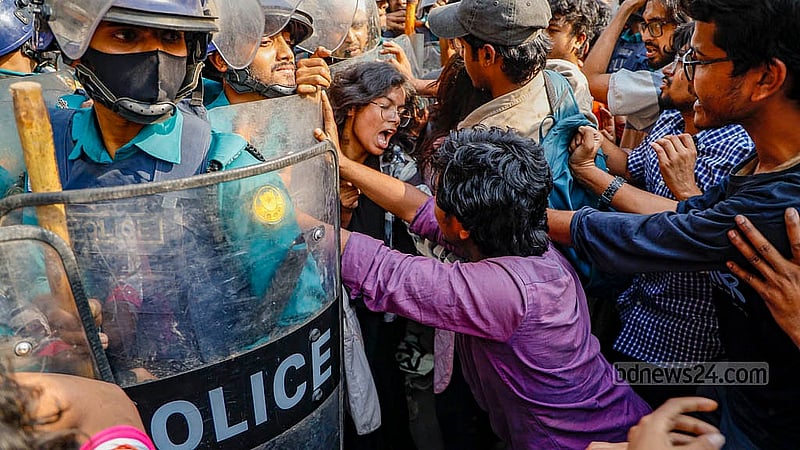 রাজধানীর কেন্দ্রীয় শহীদ মিনার থেকে সোমবার দুপুরে ‘ধর্ষণ ও নিপীড়নের বিরুদ্ধে বাংলাদেশ’ ব্যানারে সচিবালয়ে স্বরাষ্ট্র মন্ত্রণালয়ের দিকে যাওয়ার সময় শিক্ষা ভবনের সামনে পদযাত্রায় বাধা দিলে আন্দোলনকারী ও পুলিশ সদস্যদের মধ্যে ধস্তাধস্তি হয়
