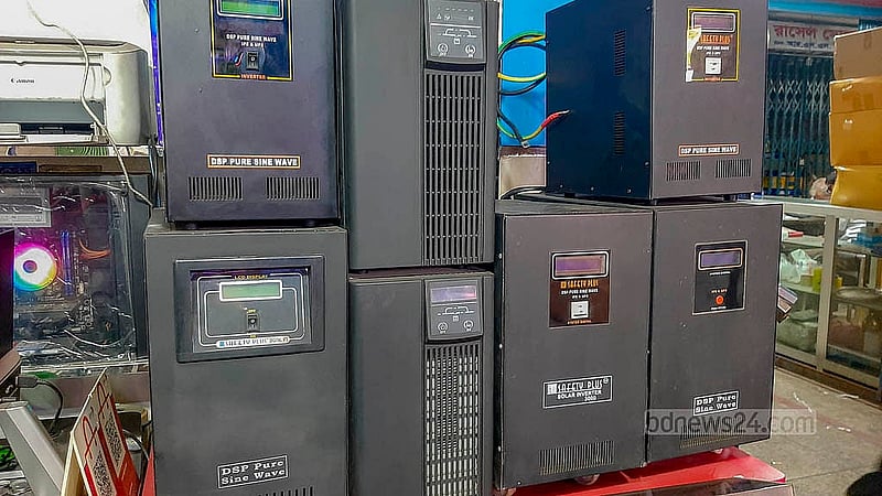 ঢাকার কাপ্তান বাজার কমপ্লেক্সের একটি দোকানে সাজিয়ে রাখা হয়েছে সোলার ইনভাটার। এটির কাজ হল সোলার প্যানেল থেকে সরাসরি উৎপাদিত ডিসি বিদ্যুতের আউটপুটকে এসি বিদ্যুতে রূপান্তর করা।