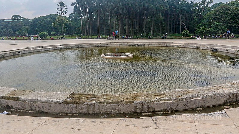 সোহরাওয়ার্দী উদ্যানের স্বাধীনতা স্তম্ভের ফোয়ারার চারপাশের মার্বেল পাথর তুলে ফেলা হয়েছে।