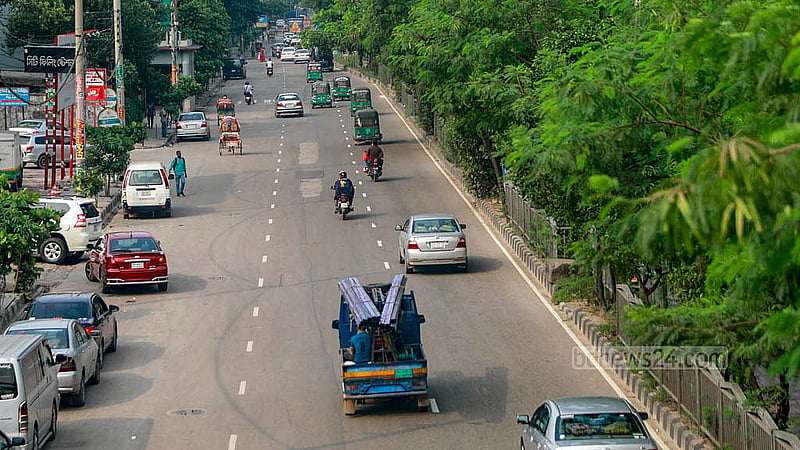 ঢাকার তেজগাঁয়ের সাতরাস্তা হয়ে মহাখালী সড়ক দিনের প্রায় সময় থাকে ব্যস্ত। দুর্গাপূজাকে ঘিরে বৃহস্পতিবার থেকে চার দিনের ছুটি শুরু হওয়ায় ব্যস্ত এ সড়কে নেই যানবাহনের চাপ