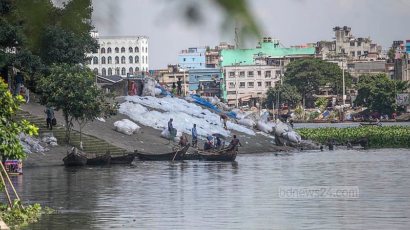 দেশের বিভিন্ন স্থান থেকে সংগ্রহ করা পলিথিন বর্জ্য পরিষ্কার করে শুকানো হচ্ছে বুড়িগঙ্গা নদীর পাড়ে। ঢাকার ইসলামবাগ এলাকা থেকে তোলা