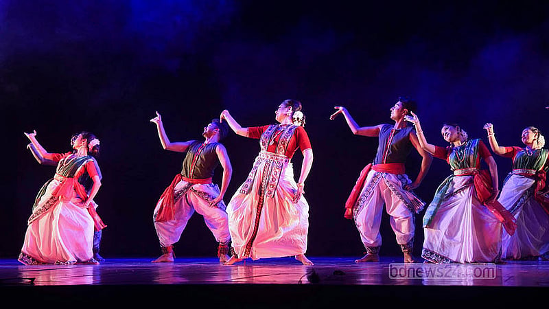 আন্তর্জাতিক নৃত্য দিবস উপলক্ষে মঙ্গলবার জাতীয় নাট্যশালা মিলনায়তনে শিল্পীদের নৃত্য পরিবেশনা।