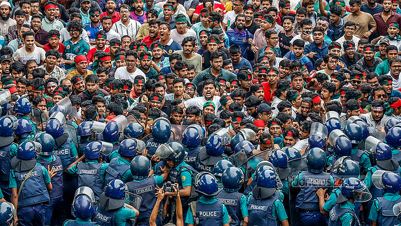 ঢাকা বিশ্ববিদ্যালয় থেকে মিছিল বের করে শাহবাগে গেলে সেখানে পুলিশের বাধার মুখে পড়েন আন্দোলনকারীরা; পুলিশের বাধা উপেক্ষা করেই তারা সামনে এগোনোর চেষ্টা করেন